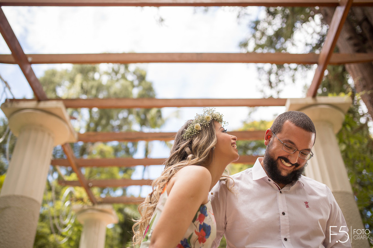 Noivos sorrindo, pré wedding, fotografo em muzambinho