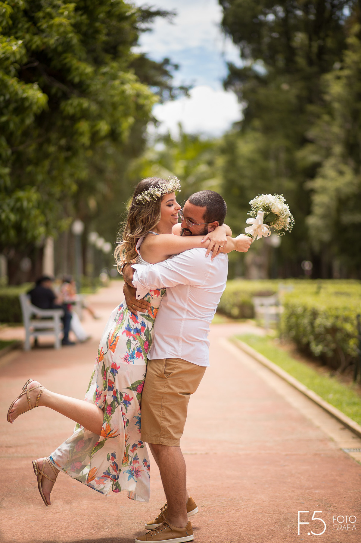 Book casal, pré wedding, noivos, noivo segurando noiva, buquê
