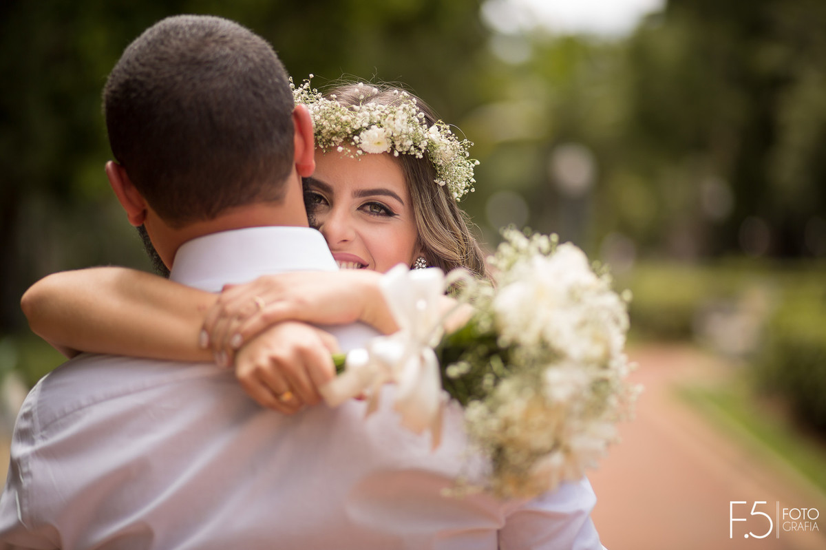 Noiva abraçando noivo por trás, buquê, pré wedding, fotógrafo muzambinho