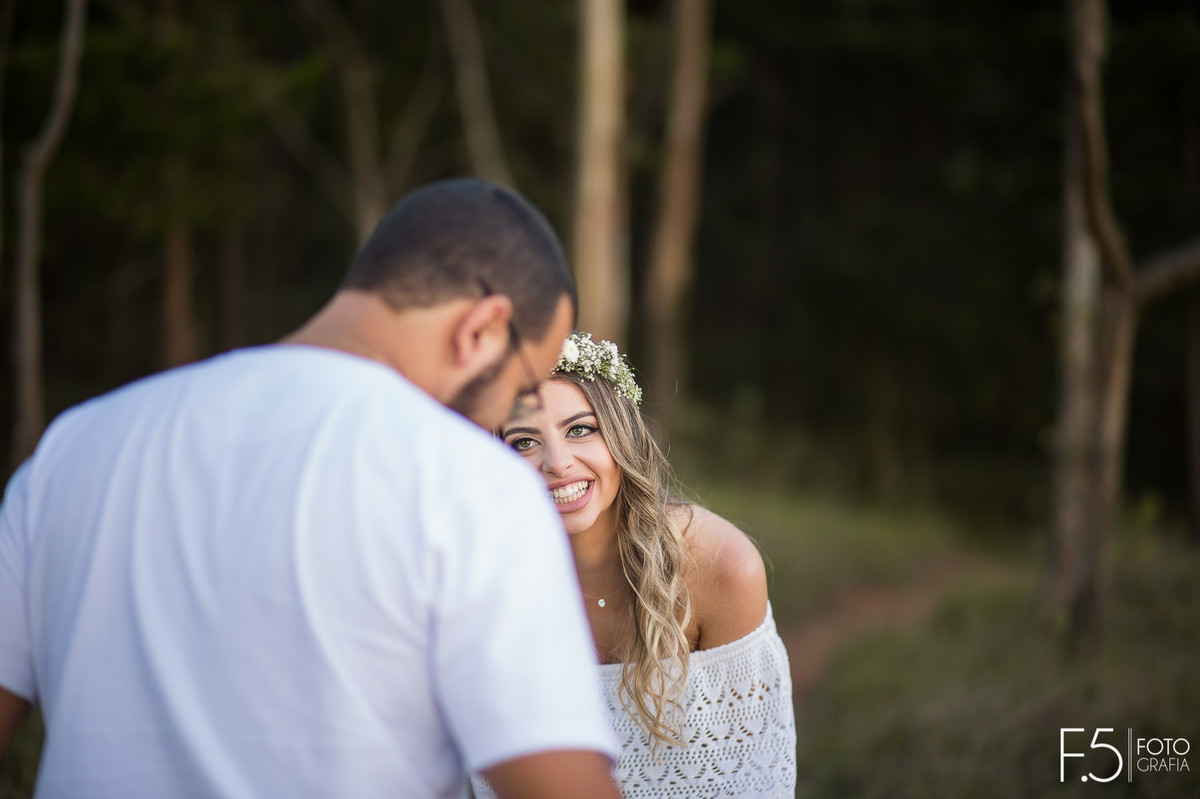 Noiva sorrindo, noivo de costas, pré wedding