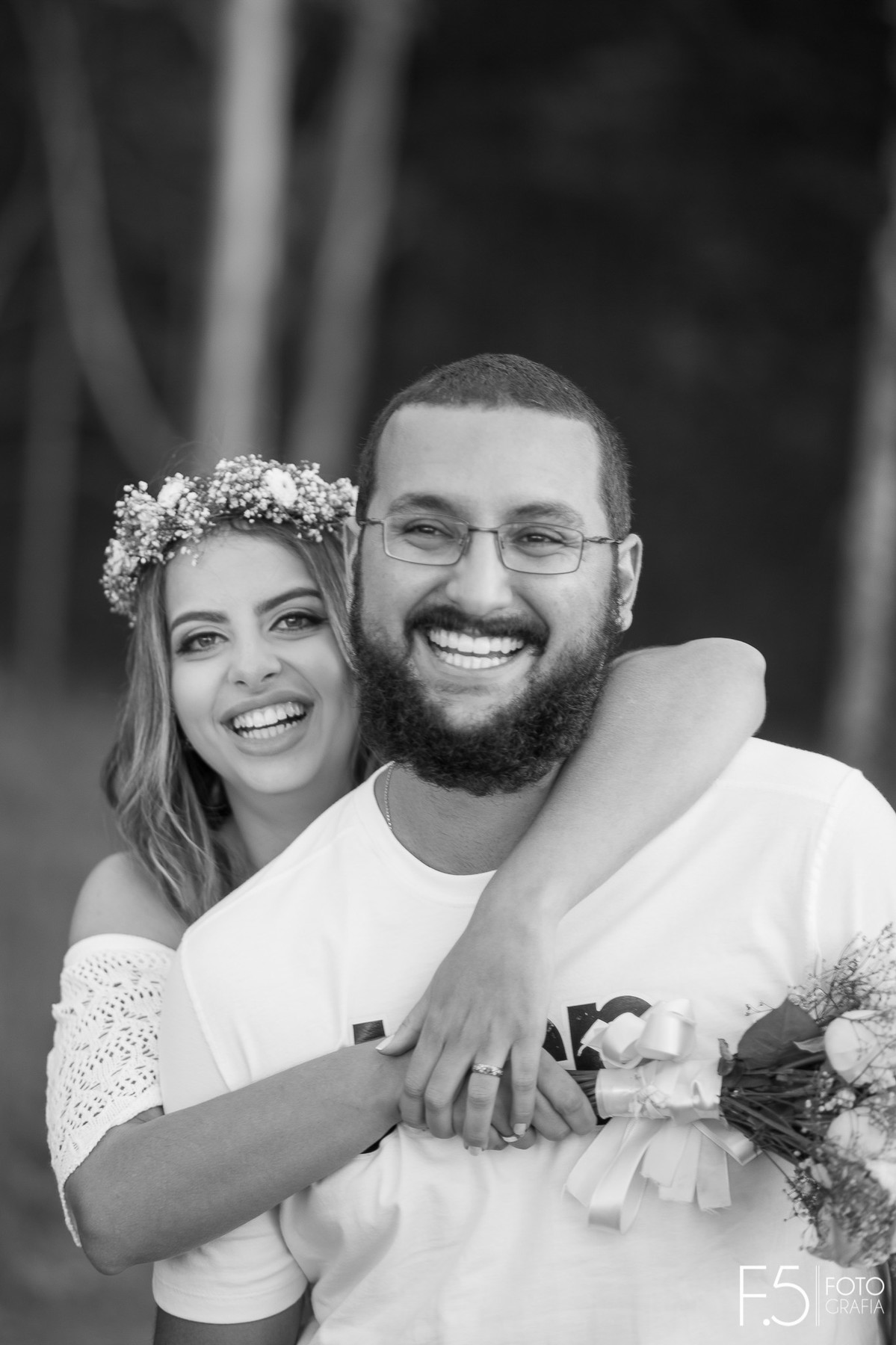 Noiva abraçando noivo, sorrisos, pré casamento