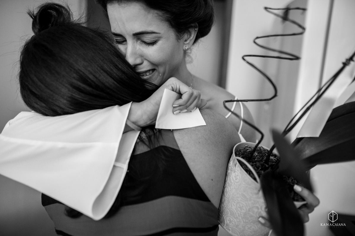 noiva muito emocionada chora abraçada a sua mãe durante making of no dia do casamento