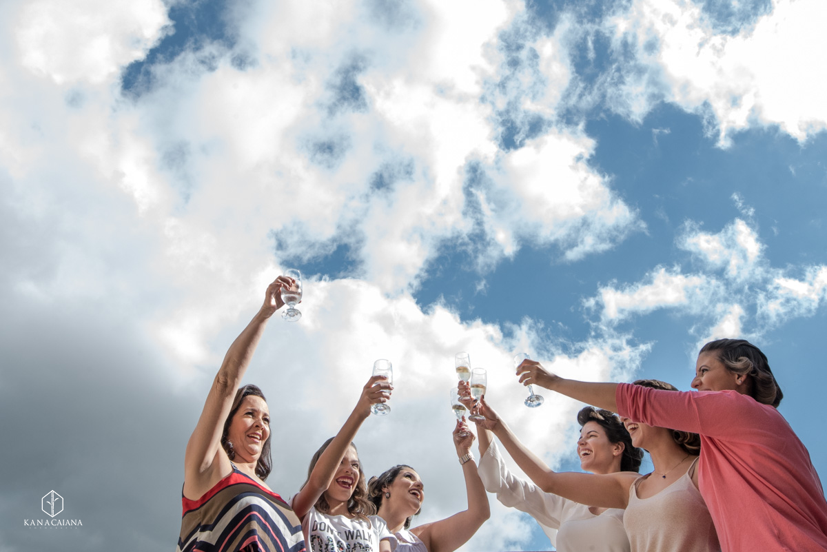 noiva e madrinhas brindam a nova fase