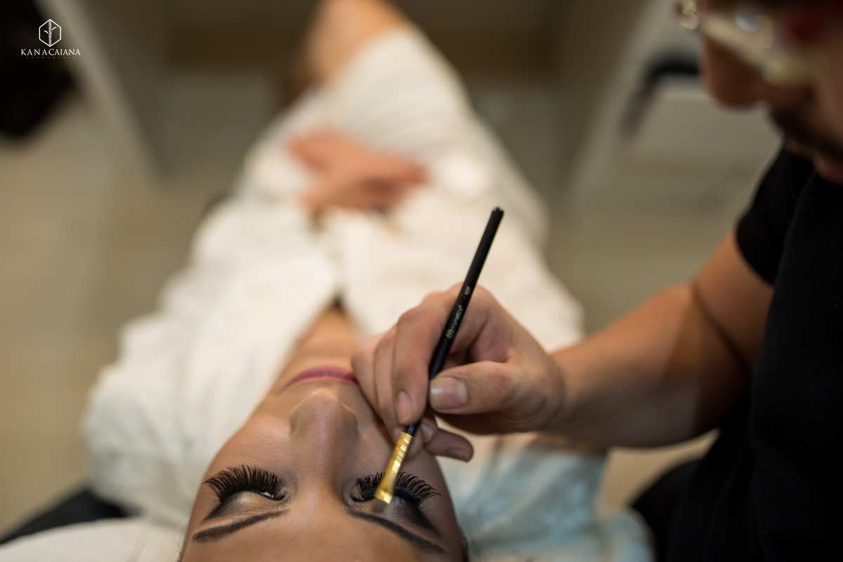 noiva tranquila se maquiando no dia do seu casamento