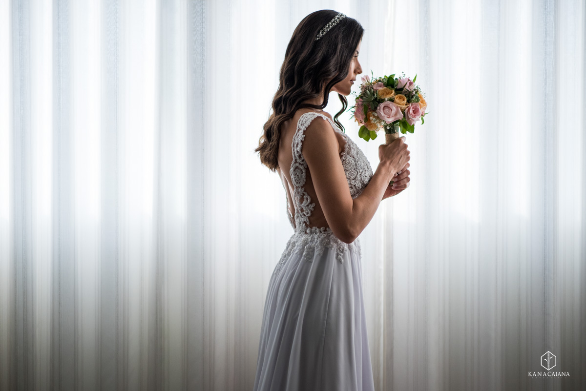 ensaio de uma noiva linda durante making of no dia do seu casamento