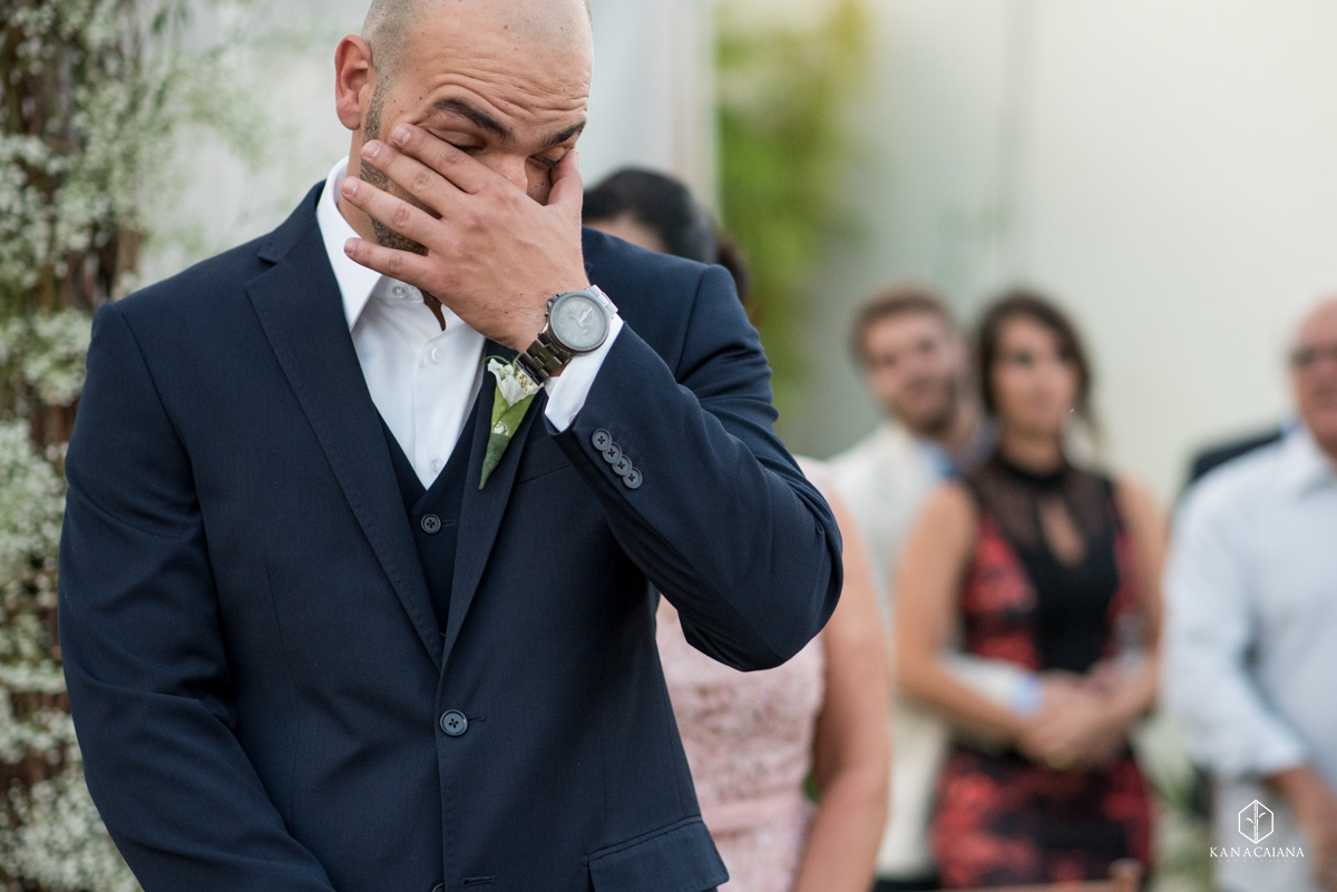 noivo emocionado chora ao ver sua esposa vestida de noiva durante cerimônia de casamento