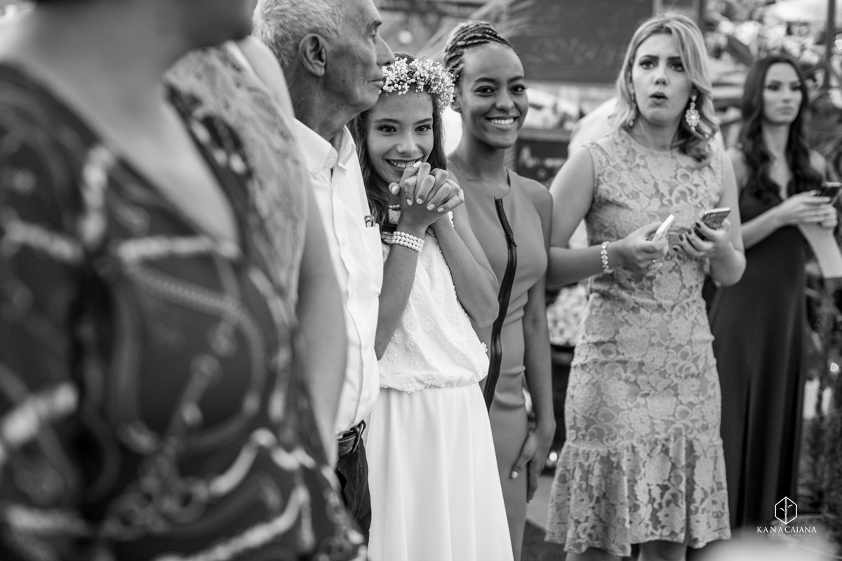 daminha linda sorri ao ver noiva entrando na cerimônia de casamento em bauru no interior de são paulo sp