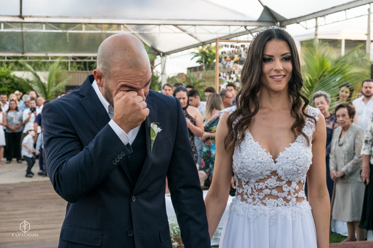 noivo se emociona durante cerimônia de casamento ao lado de sua noiva no recanto paradise em bauru no interior de são paulo sp