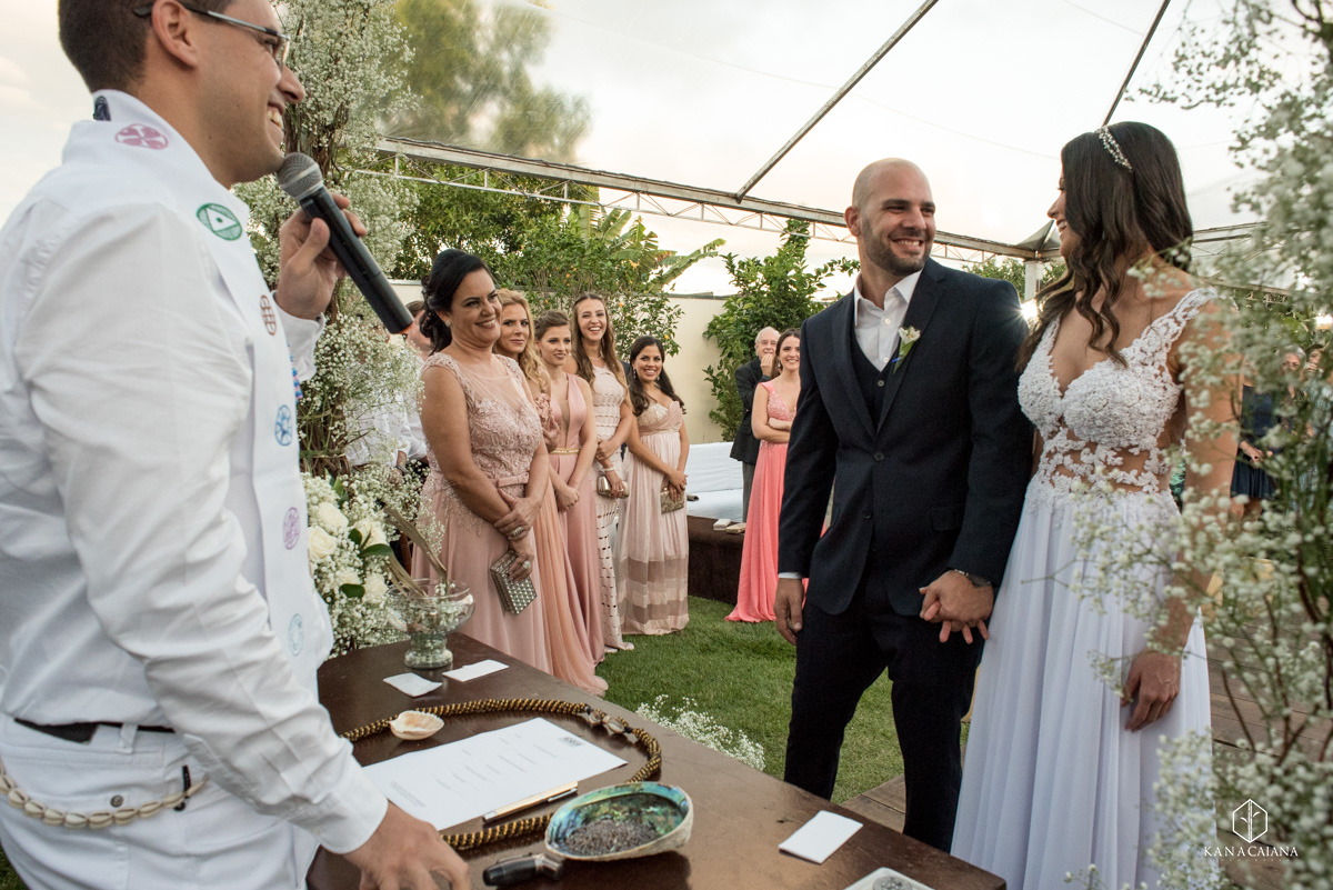 convidados de casamento sorriem durante cerimônia