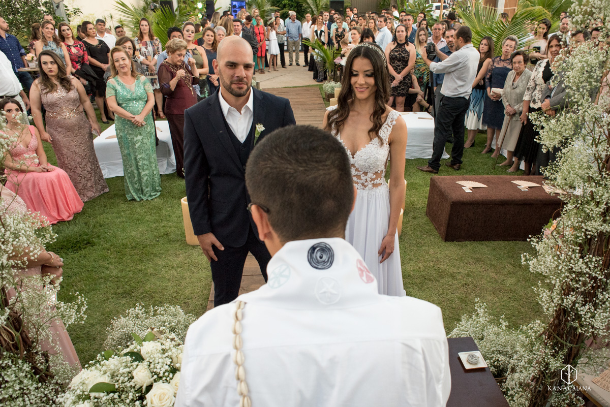noivos celebrante e convidados durante cerimônia de casamento no recanto paradise no interior de são paulo sp