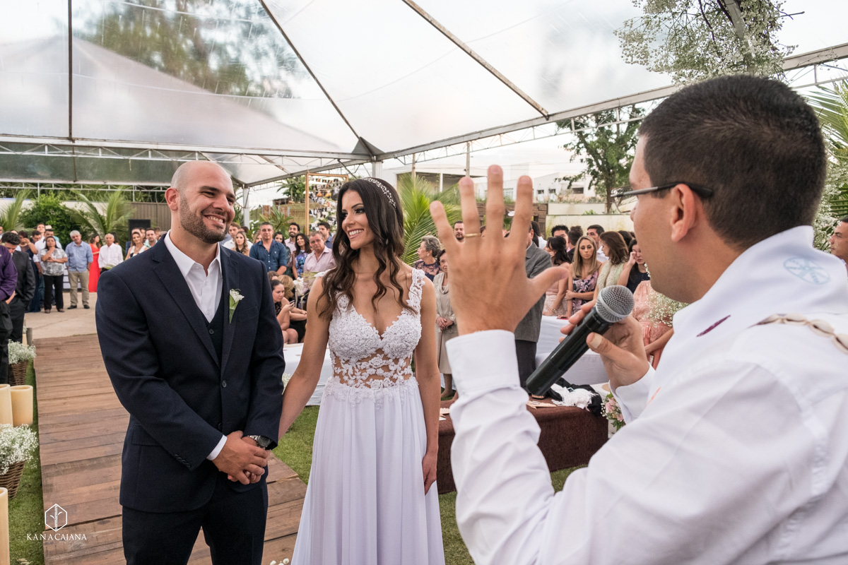 noiva apaixonada olha para seu noivo durante cerimônia de casamento no recanto paradise em bauru no interior de são paulo sp