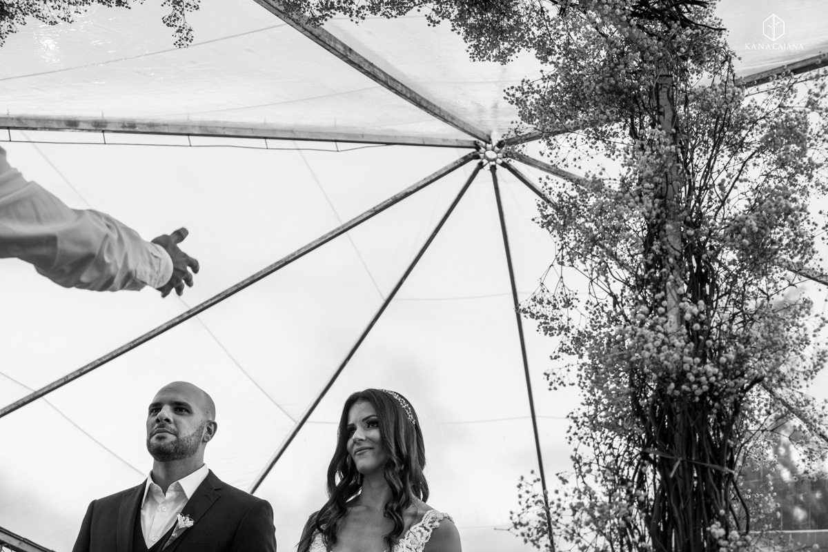 casal de noivos recebem benção do celebrante durante cerimônia religiosa em seu casamento no recanto paradise em bauru no interior de são paulo sp