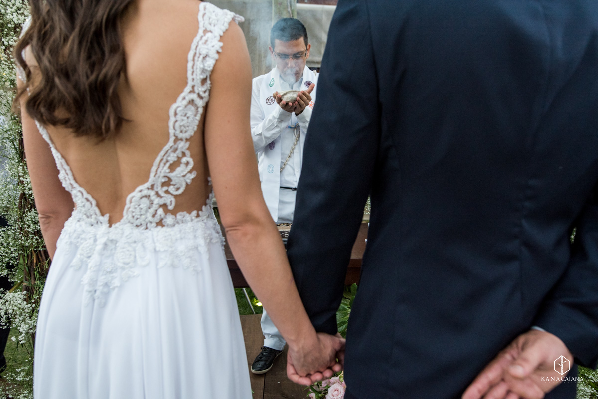 celebrante assopra fumaça para purificação dos noivos durante cerimônia religiosa de casamento no recanto paradise em bauru no interior de são paulo sp