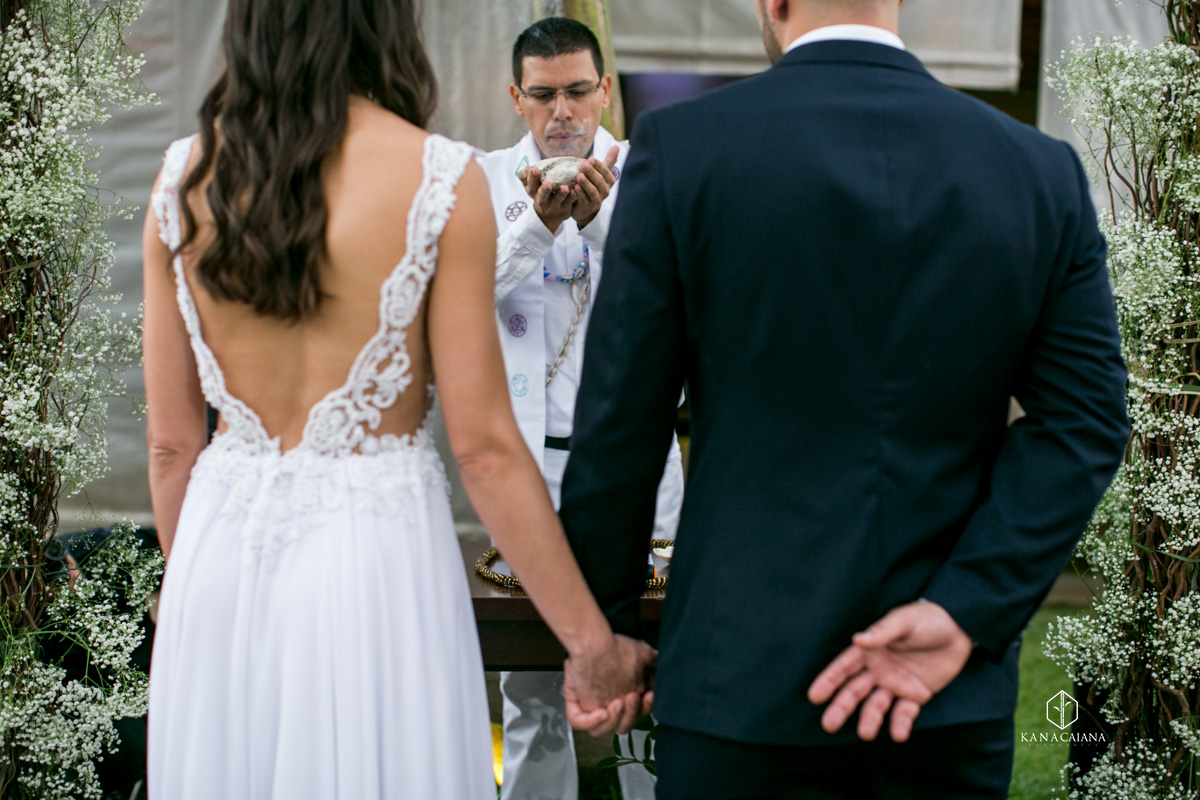 celebrante realiza culto durante cerimônia de casamento