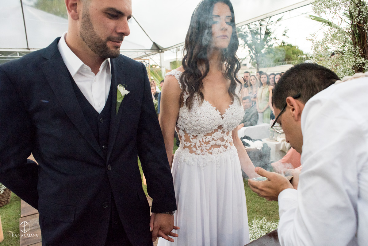 noiva recebe purificação e benção do celebrante durante cerimônia religiosa no seu casamento no recanto paradise em bauru no interior de são paulo sp