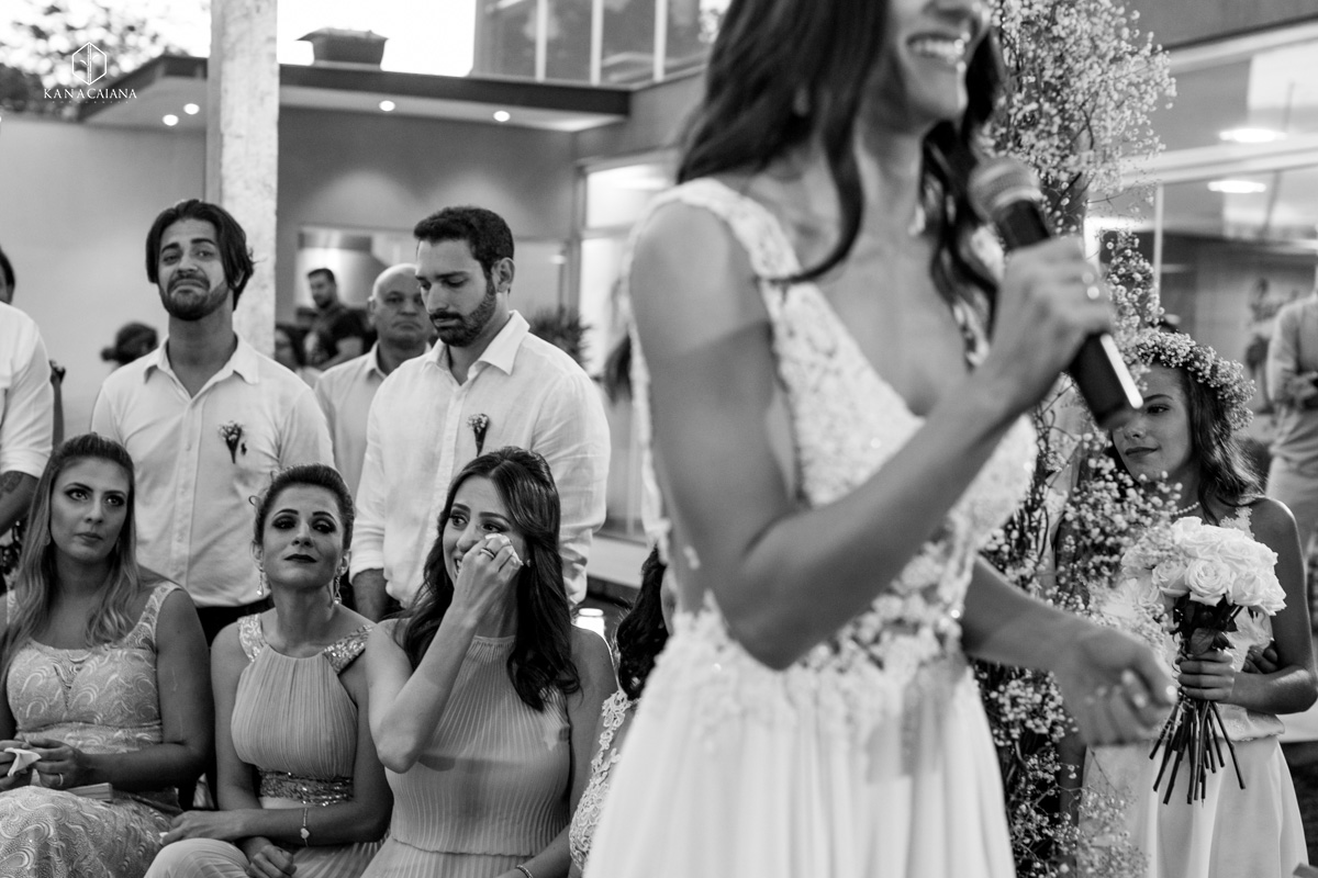 madrinha com vestido pastel se emociona e chora durante troca de votos dos noivos em cerimônia religiosa no recanto paradise em bauru no interior de são paulo sp