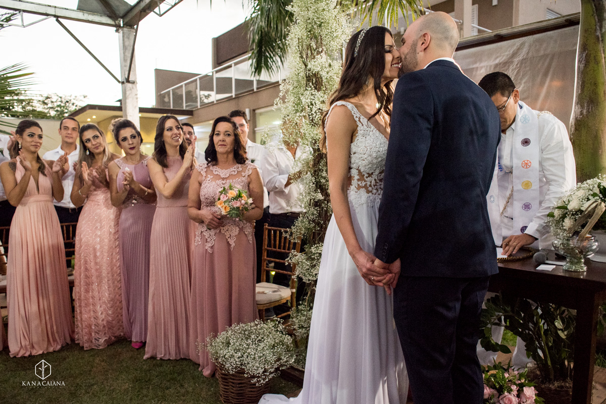 noivos se beijam após cerimônia religiosa