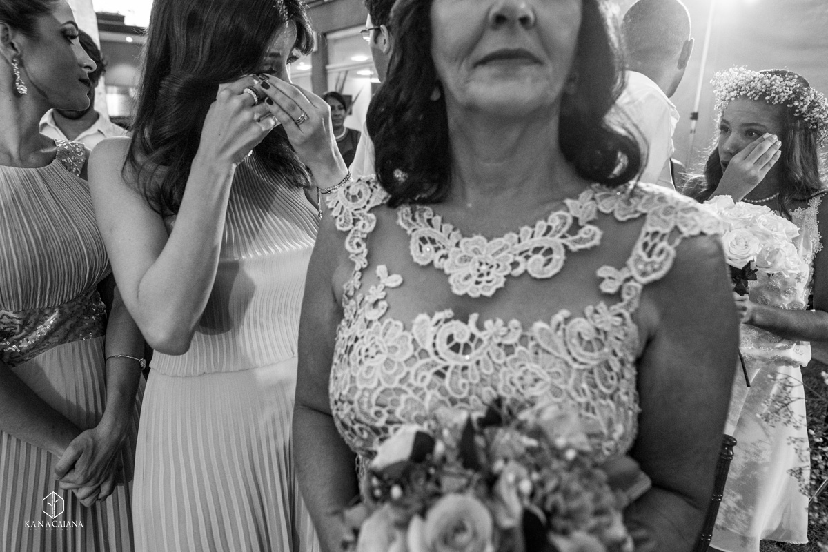 madrina e daminha se emocionam e são flagradas chorando em cerimônia religiosa