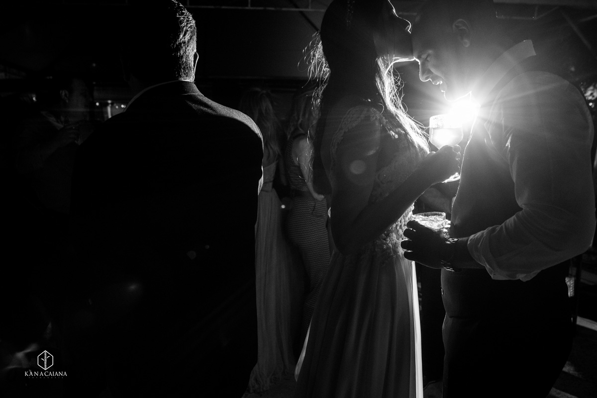 noiva beija a testa do seu noivo durante a festa de seu casamento no recanto paradise em bauru no interior de são paulo sp