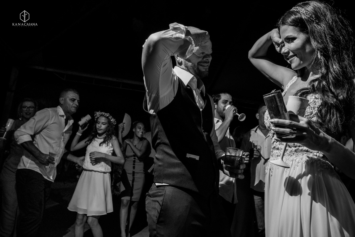 noivos brincam um com o outro durante festa de casamento no recanto paradise em bauru no interior de são paulo sp