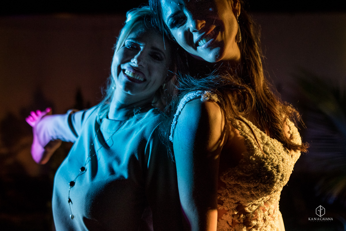 noiva e amiga sorriem para foto durante festa de casamento no recanto paradise em bauru no interior de são paulo