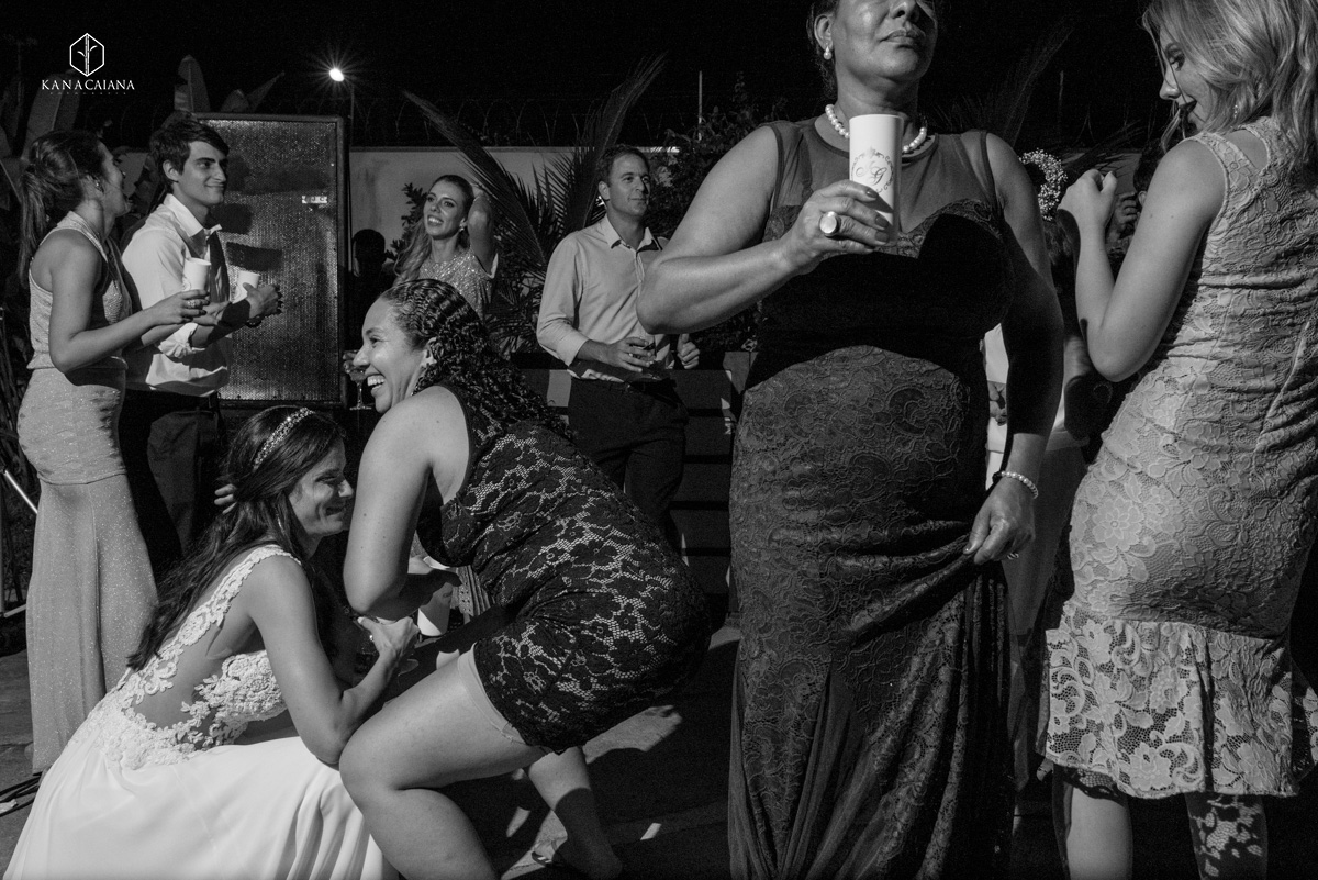 noiva dança com sua amiga até o chão durante festa de casamento no recanto paradise em bauru no interior de são paulo sp