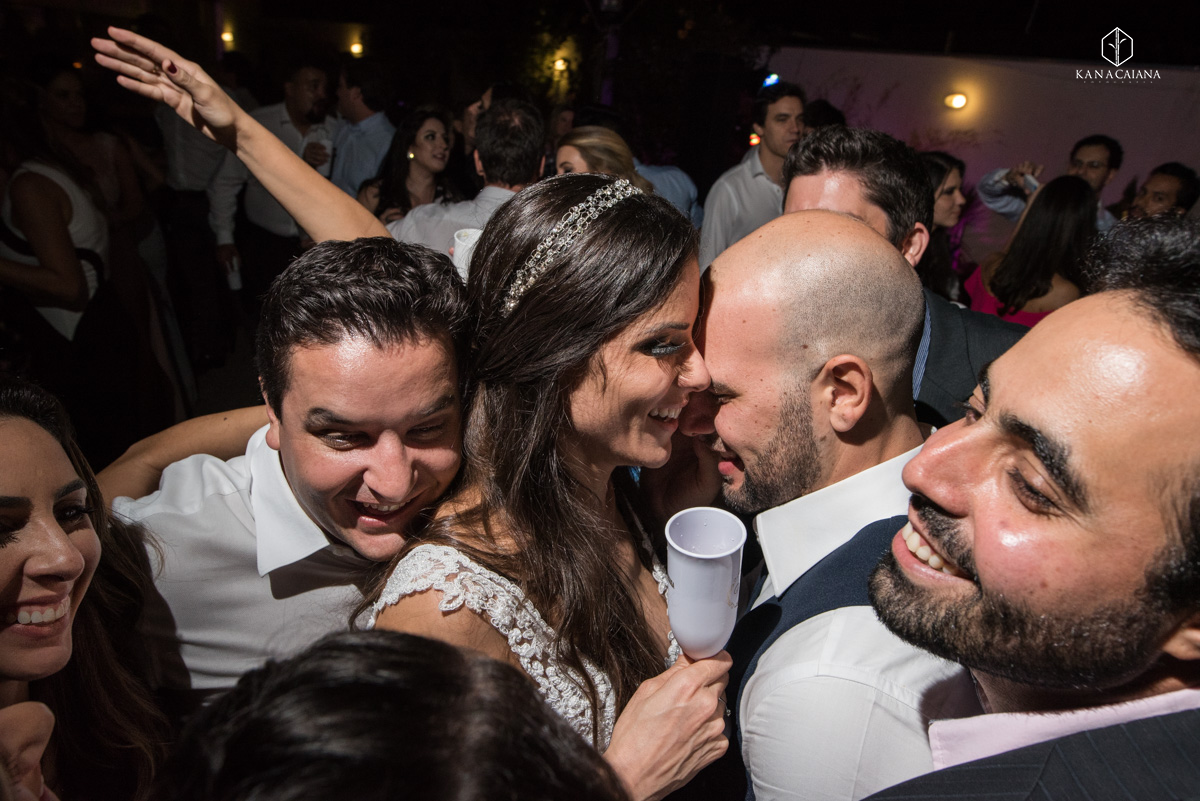 noivos abraçados são rodeados por seus amigos durante festa de casamento no recanto paradise em bauru no interior de são paulo sp