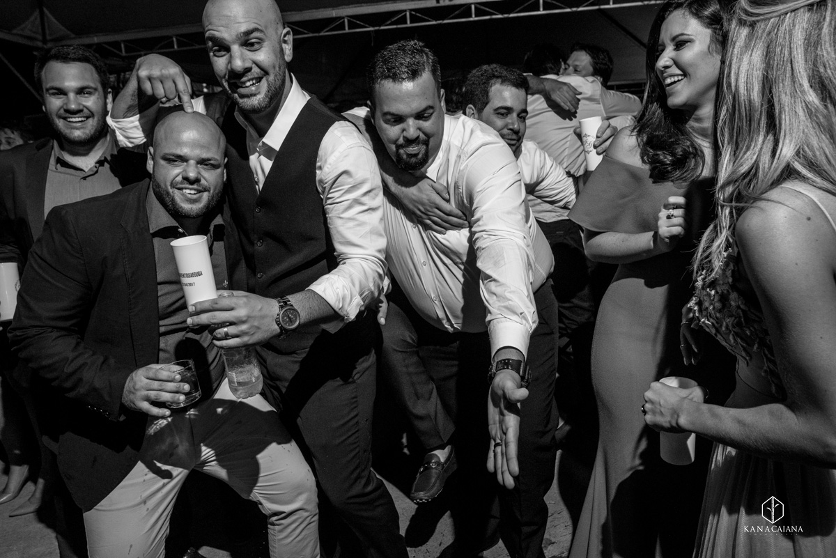 amigos dançando em festa de casamento