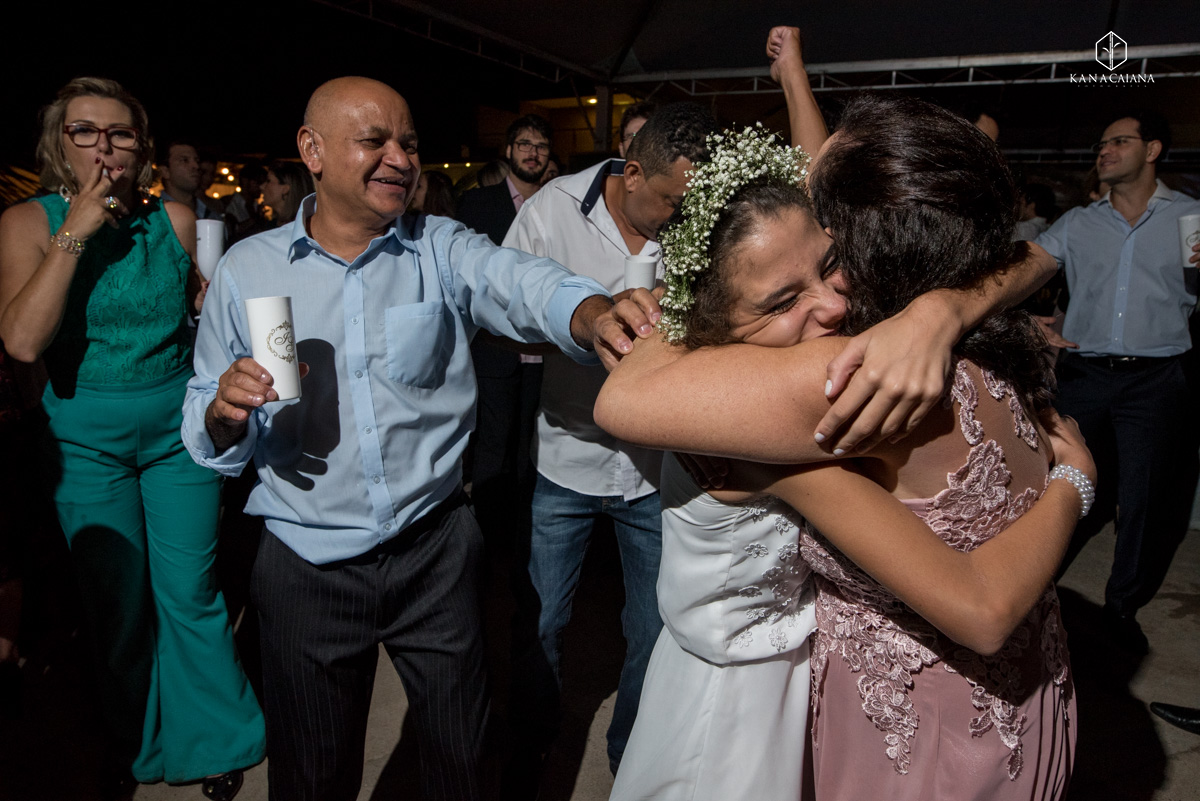 amigas se abraçando em festa de casamento no recanto paradise em bauru no interior de são paulo sp