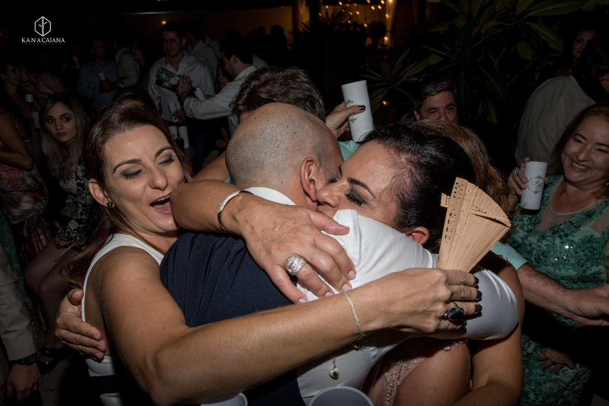 noivo abraça sua sogra em festa de casamento no recanto paradise em bauru no interior de são paulo sp