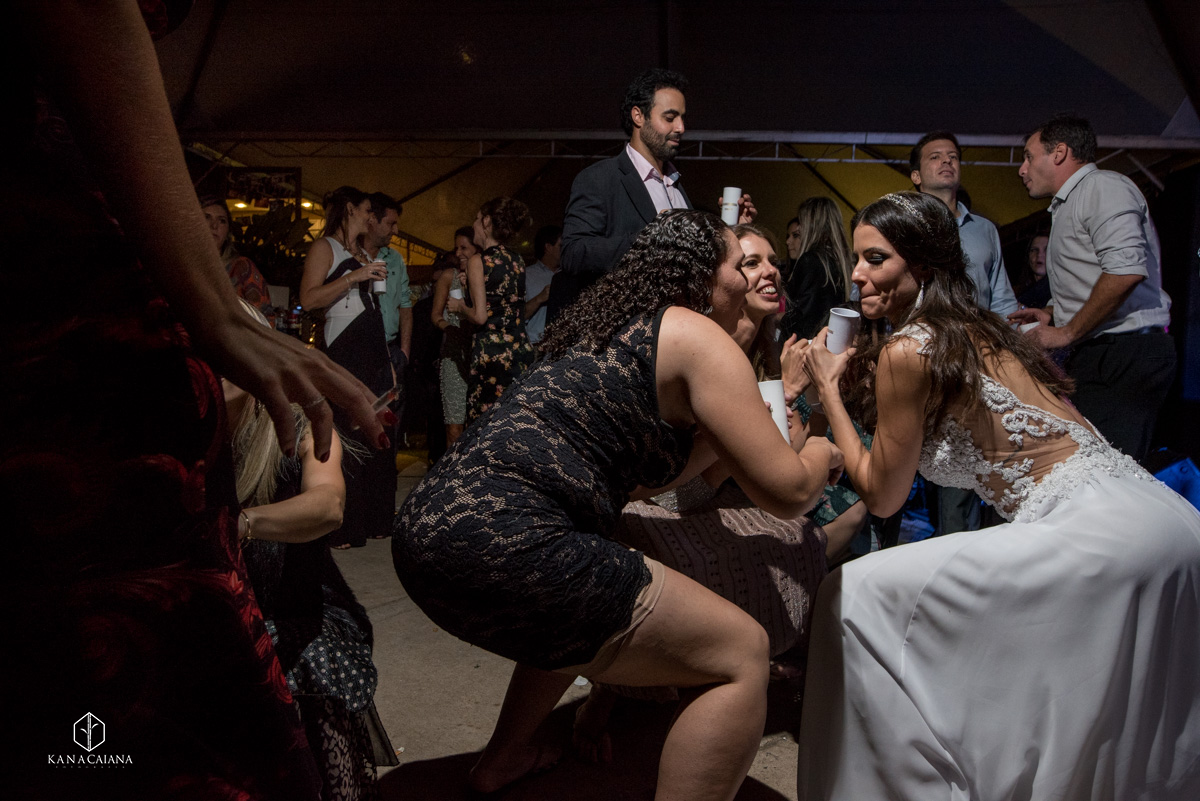 noiva e suas amigas dançando até o chão em festa de casamento no recanto paradise em bauru no interior de são paulo
