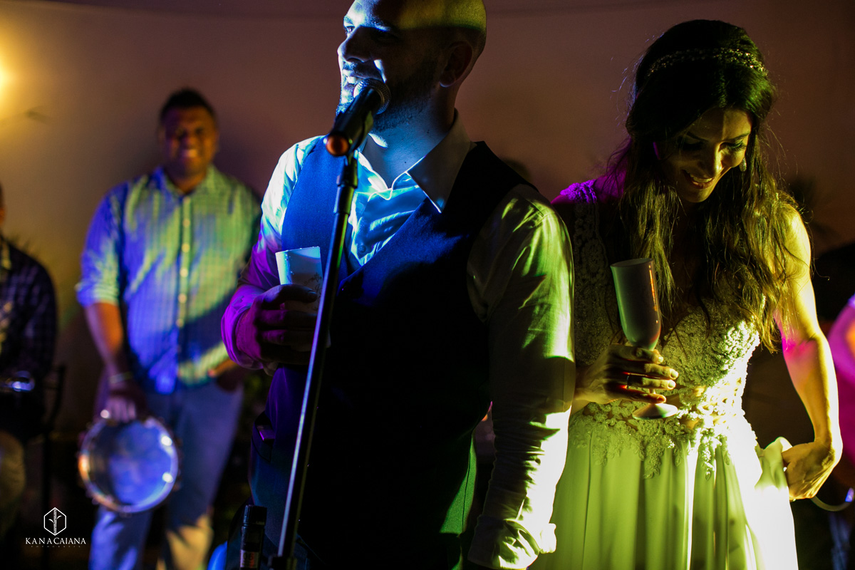 noivo canta para sua noiva durante festa de casamento no recanto paradise em bauru no interior de são paulo sp