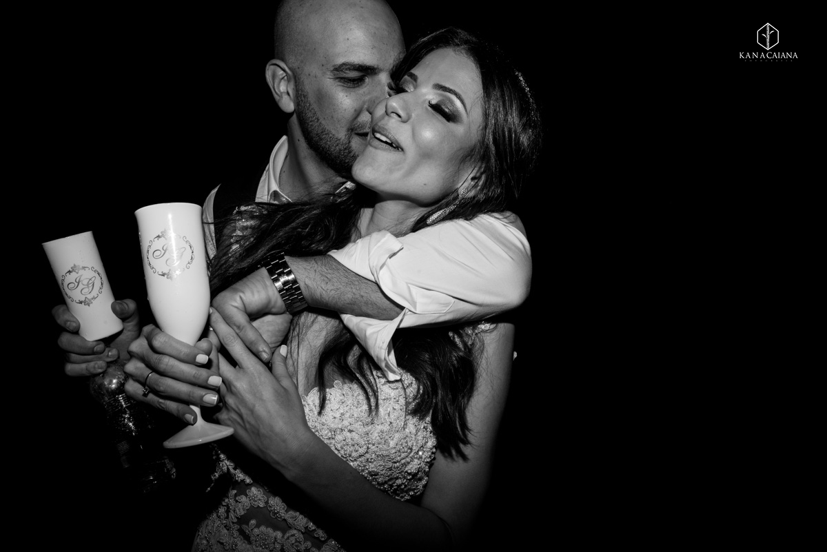 noivos apaixonados namorando na festa de casamento no recanto paradise em bauru no interior de são paulo sp