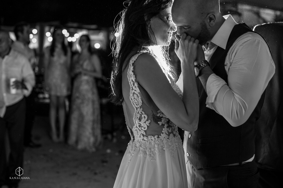 casal de noivos apaixonados namorando na festa de casamento no recanto paradise em bauru no interior de são paulo sp