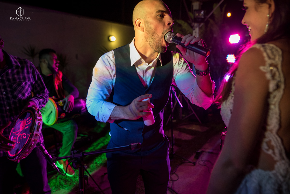 noivo cantando no casamento