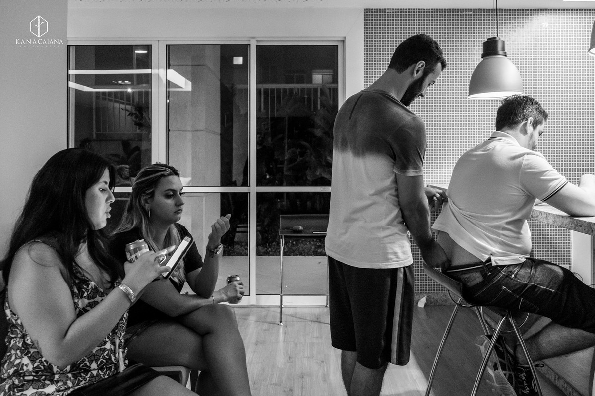 Amigo brincando com padrinho de casamento na pré do grande dia