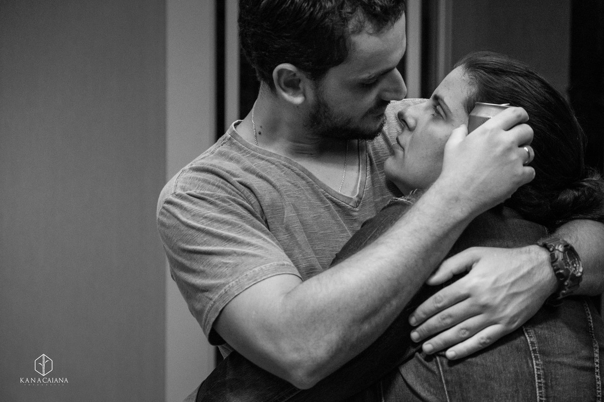 noivos se olhando apaixonados na pré do casamento