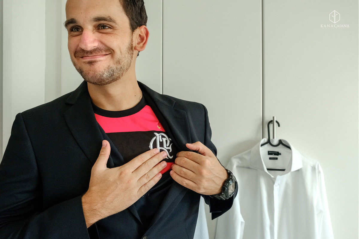 Noivo veste camisa do flamengo por baixo do terno no making of do casamento