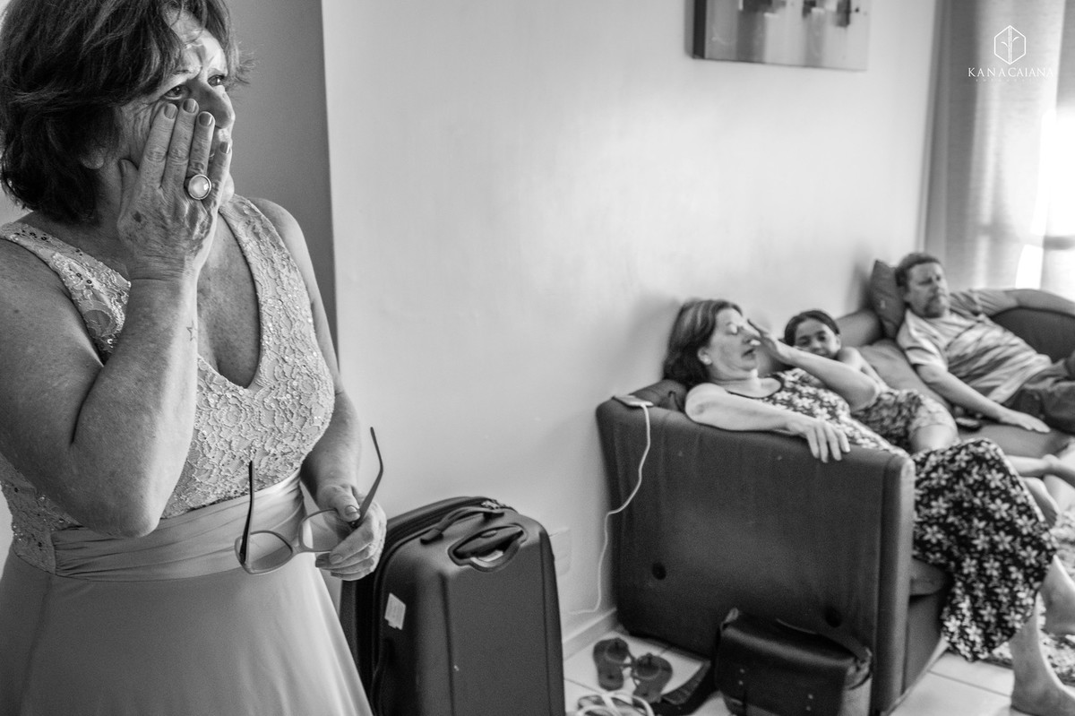 Mãe do noivo e irmã se emocionam e choram no making of do noivo no dia do seu casamento