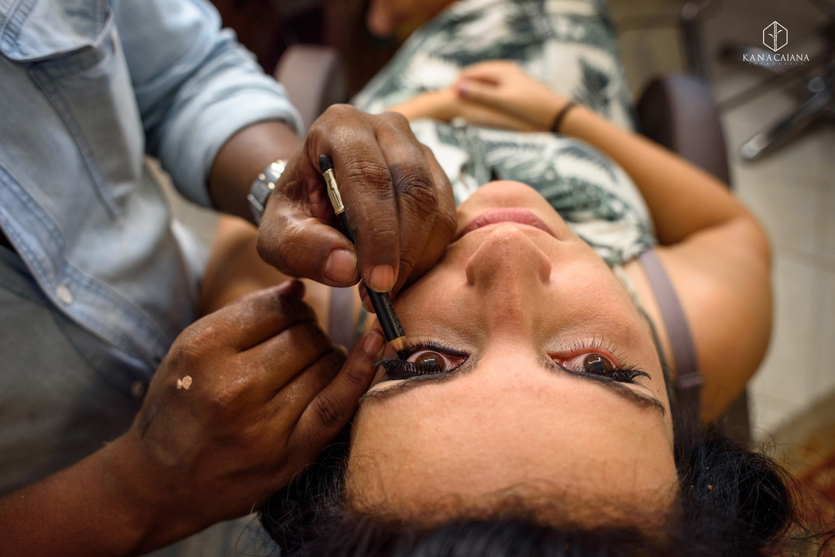 Noiva se maquiando com lápis de olho durante making of no sítio casuarinas em Vargem Grande no rio de janeiro rj