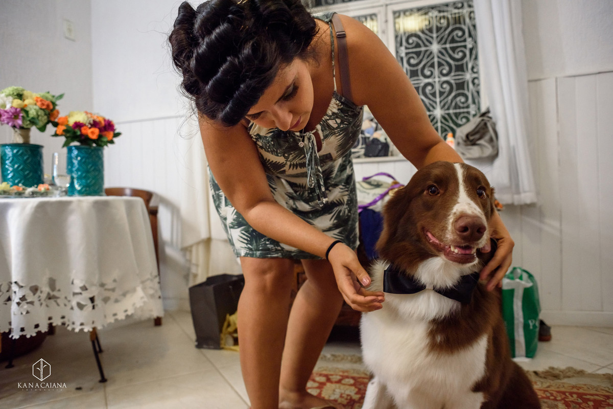 Noiva arruma gravata do budy seu cachorro golden retriever durante making of no sítio casuarinas em Vargem Grande no rio de janeiro rj
