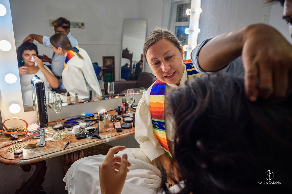 celebrante acalma noiva no dia do seu casamento durante making of no sítio casuarinas em Vargem Grande no rio de janeiro rj