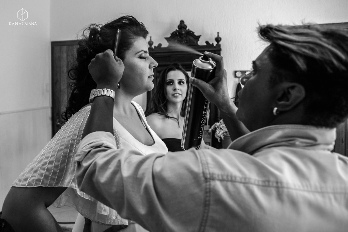 irma da noiva observa a mesma arrumando seu cabelo durante making of no dia do seu casamento no sítio casuarinas em Vargem Grande no rio de janeiro rj