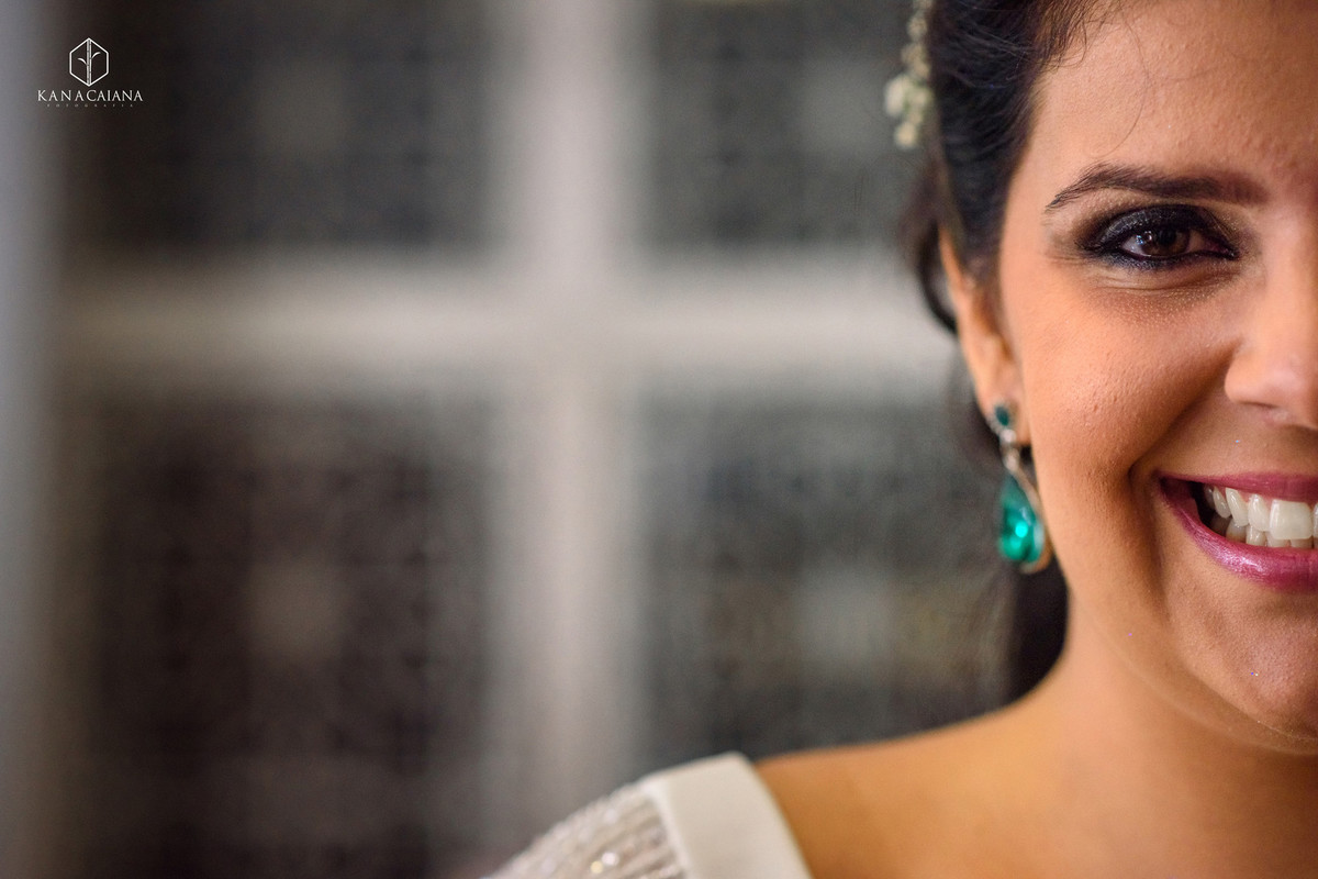 noiva sorri para foto no making of no dia do casamento no sítio casuarinas em Vargem Grande no rio de janeiro rj