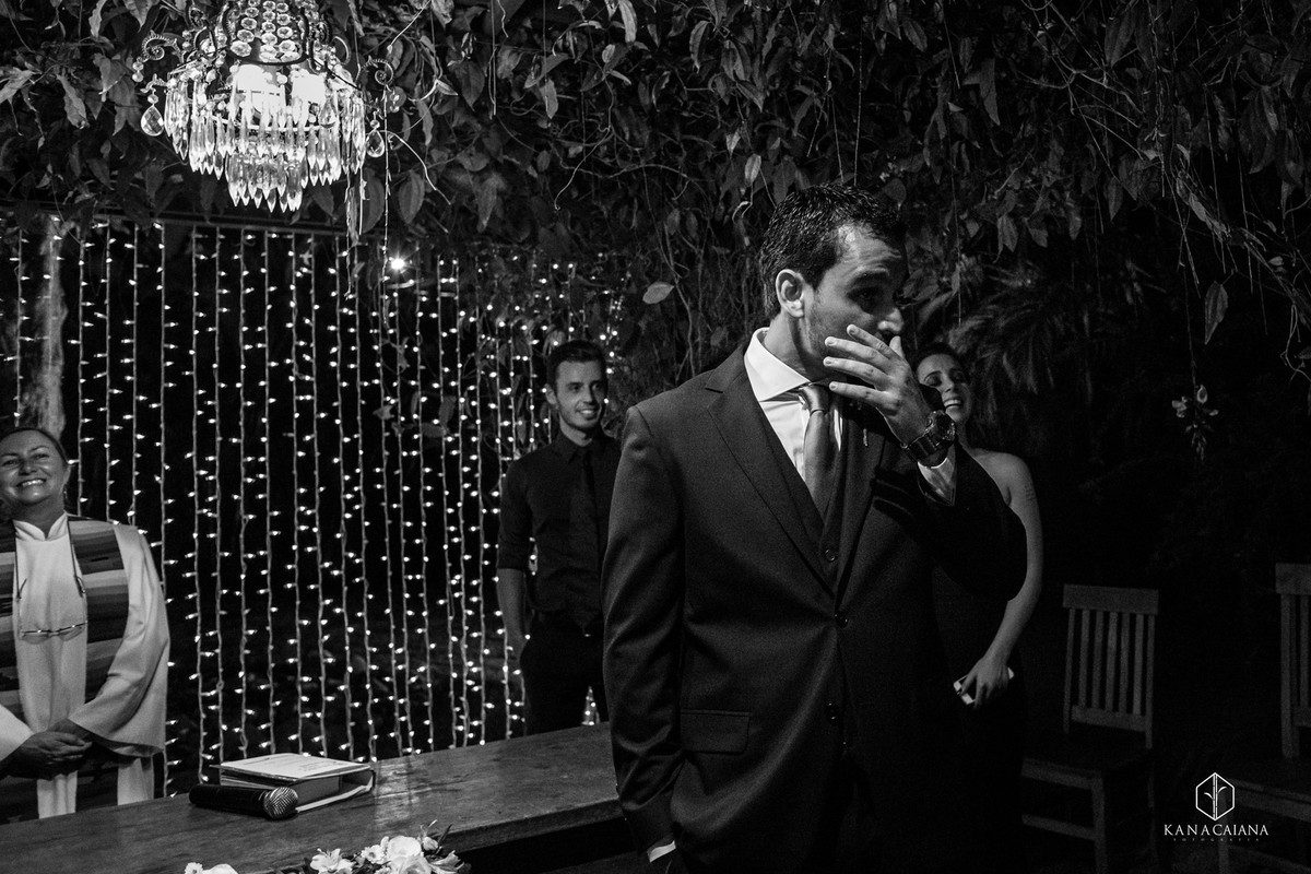 noivo emocionado chorando ao ver sua noiva com vestido na cerimonia do casamento no sítio casuarinas em Vargem Grande no rio de janeiro rj