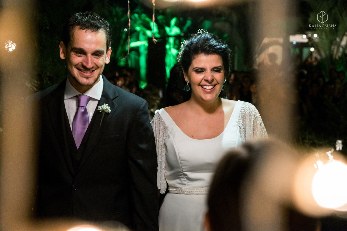 noivo e noiva sorrindo na cerimonia do casamento no sítio casuarinas em Vargem Grande no rio de janeiro rj