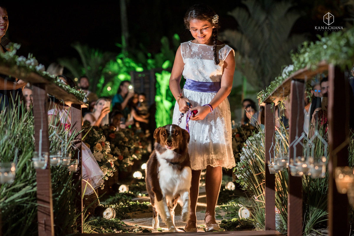 daminha conduz cachorro golden retriever budy entrando com as alianças do casamento durante cerimonia no sítio casuarinas em Vargem Grande no rio de janeiro rj