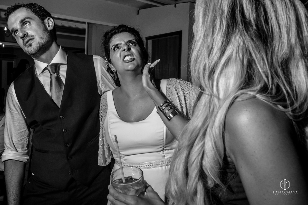 madrinha da tapa no rosto da noiva durante festa do casamento no sítio casuarinas em Vargem Grande no rio de janeiro rj