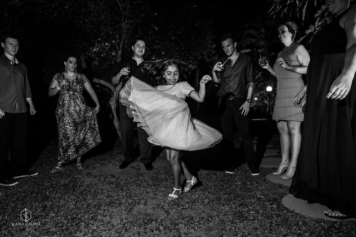 daminha brinca com seu vestido durante festa de casamento no sítio casuarinas em Vargem Grande no rio de janeiro rj