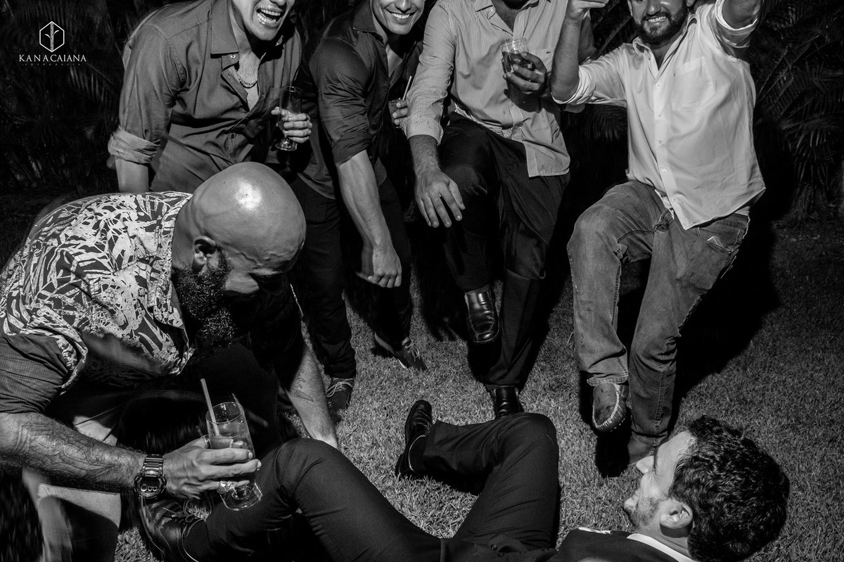 noivo cai no chão e convidados caem na risada na festa do casamento no sítio casuarinas em Vargem Grande no rio de janeiro rj